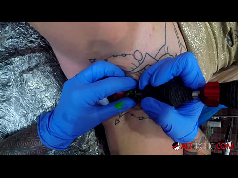 ❤️ Sully Savage, une chaudasse extrêmement tatouée, s'est fait tatouer le clitoris. ☑ Sexe at fr.xxxpornimages.ru ️❤